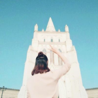 陆毅女儿的长腿太惊人，在上百人中一眼就能认出来